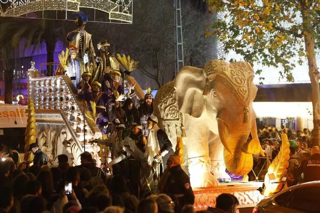 La Cabalgata de los Reyes Magos reparte ilusión por las calles de Córdoba