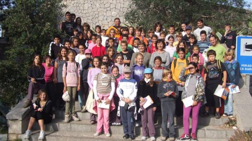 Armengol y Dubon posaron con un grupo de alumnos de Calvià, en la mañana de ayer.