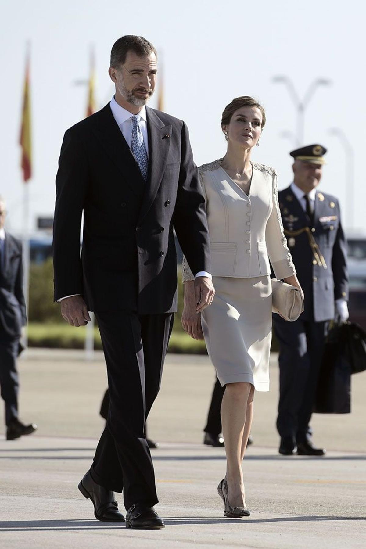 Letizia Ortiz, con traje crudo