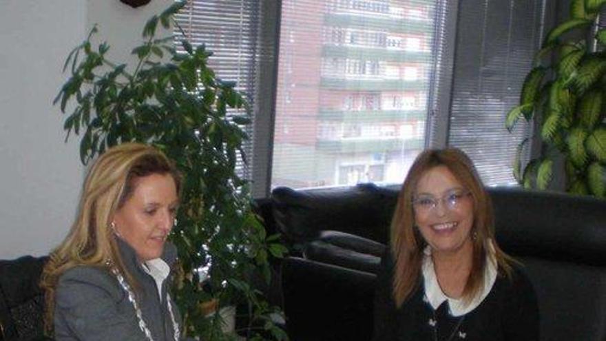 María Teresa Mallada y Ángela Vallina, ayer, durante la firma del contrato.