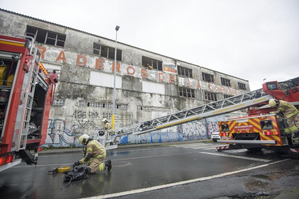 Los Bomberos acudieron a apagar un fuego en las instalaciones afectadas, abandonadas.