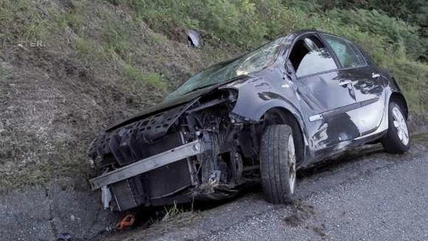 El vehículo accidentado en Valga. // G.C.