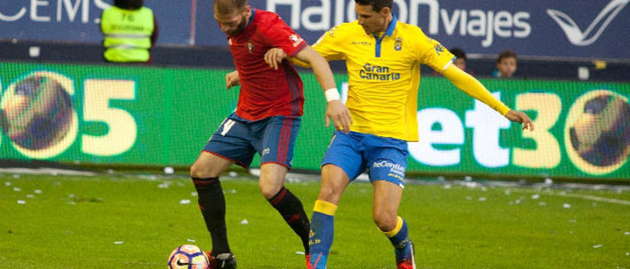 Vicente Gómez presiona a Fausto Tienza durante el Osasuna-UD Las Palmas.