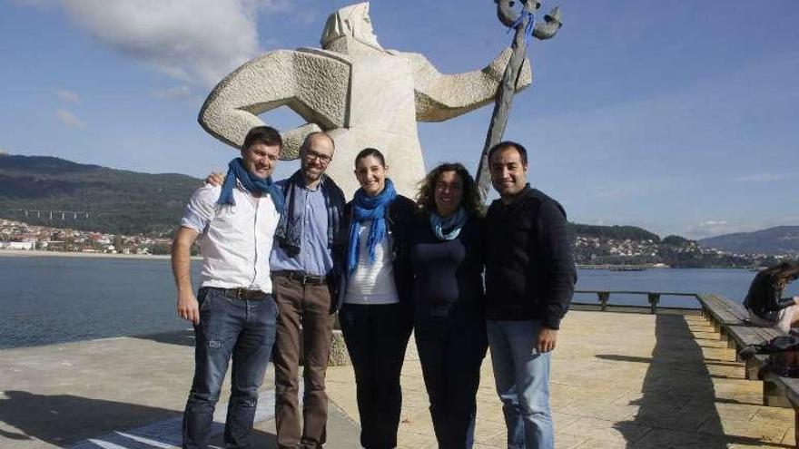 Representantes municipales en O Fisgón, con el lazo, ayer. // S.Á.