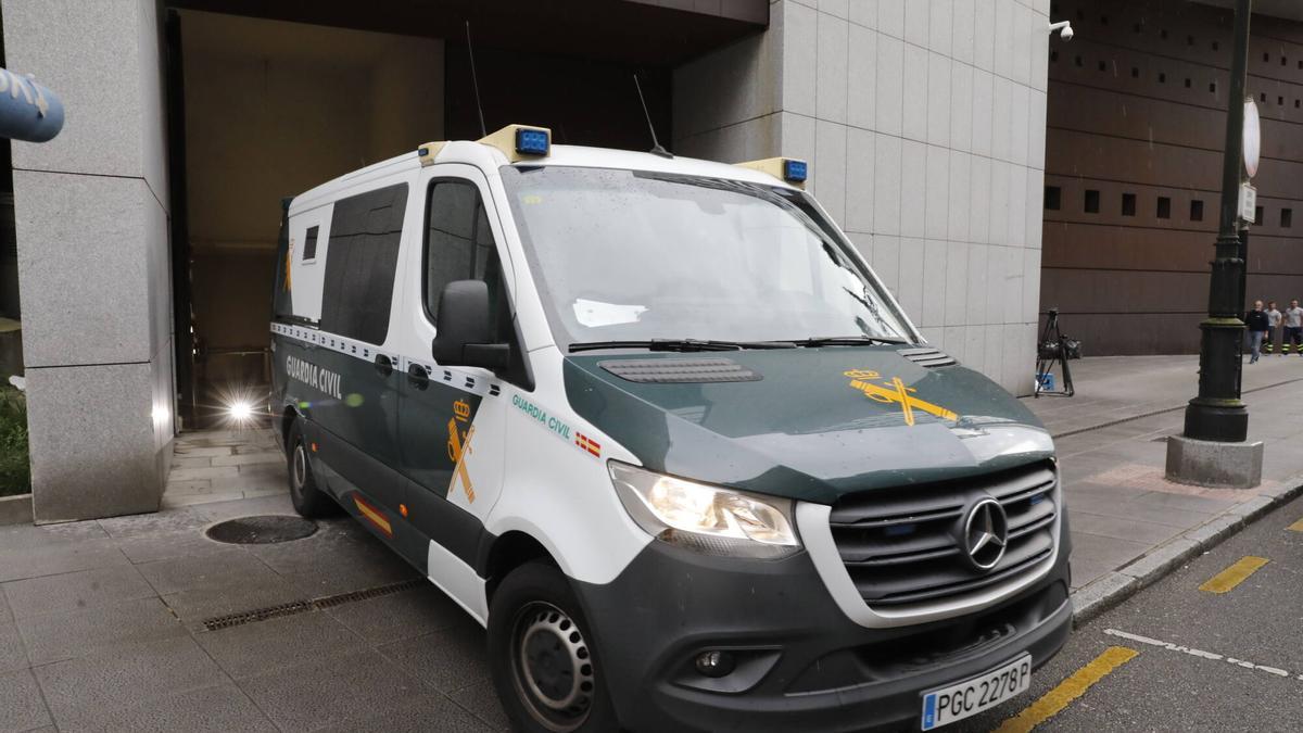 EN IMÁGENES: Ingresa en prisión el matrimonio que tenía encerrados a sus hijos en Oviedo