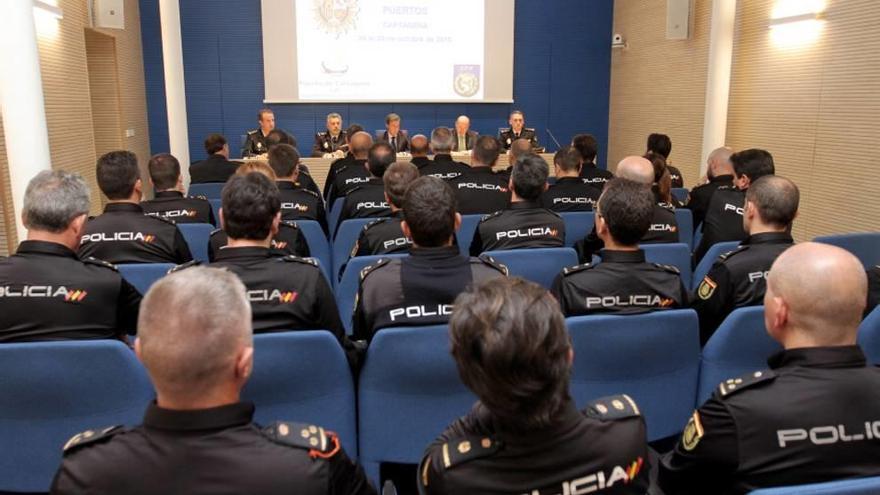 Un centenar de policías se forman para lograr un puerto más seguro