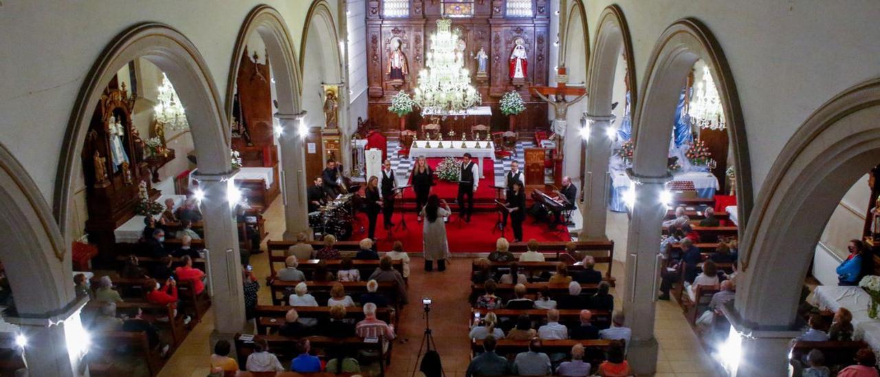 Un descanso entre canciones de “Tolemia’s Consort”, en la iglesia de San Cipriano. |   // IÑAKI ABELLA