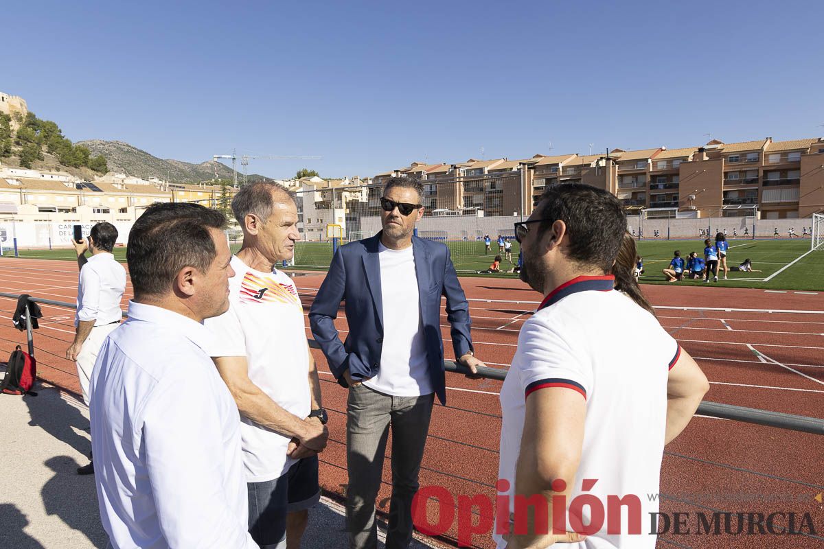 Abel Antón vistiba la Escuela Municipal de Atletismo de Caravaca