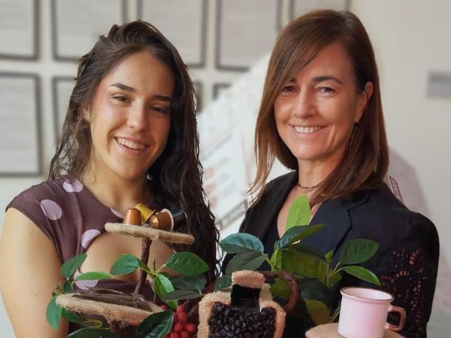 Rocío Hervella (derecha), junto a Angela Burón, ganadora de la V edición del Premio PROArte, organizado por la empresa.