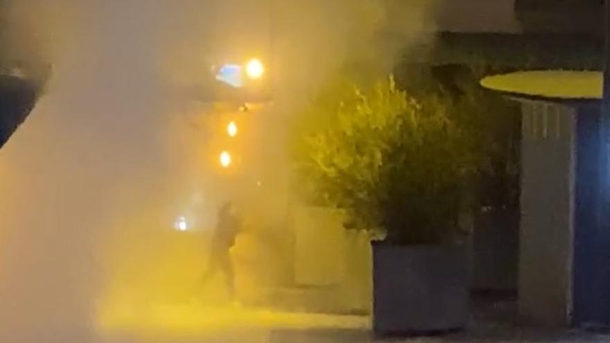 Una persona buida un extintor a la plaça Porxada durant la nit