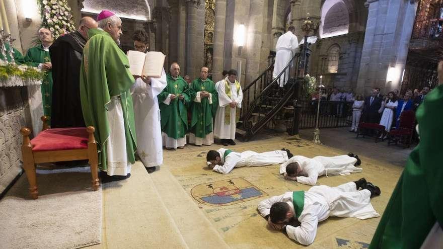 Dos momentos de la ordenación de dos sacerdotes y un diácono permanente, celebrada ayer en la catedral de Tui. // Ricardo Grobas