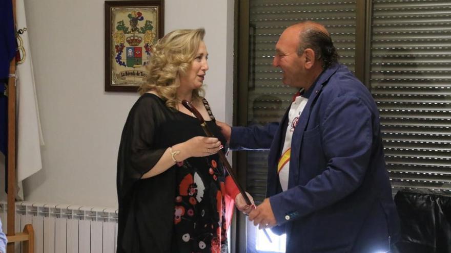 María Jesús Riesco Moyano recibe el bastón de mando de manos del antiguo regidor.