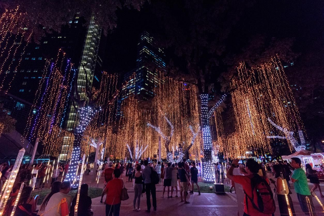 Luces de Navidad en el Triángulo de Ayala en Makati, Manila