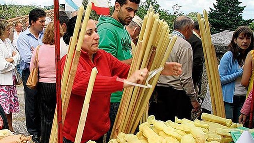 Los puestos de venta de velas fueron muy socorridos.