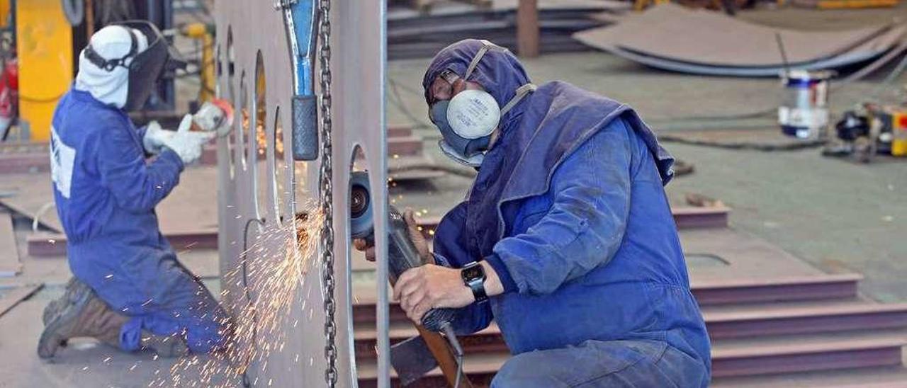 Trabajos en una empresa del metal.