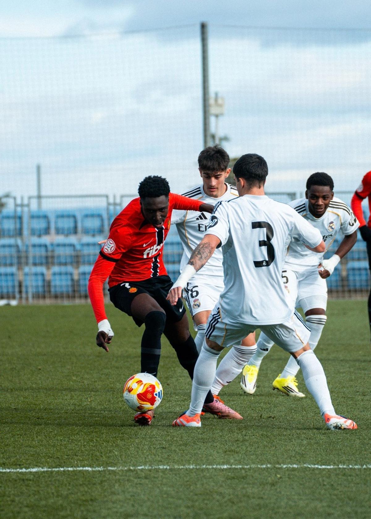 Los jugadores del Mallorca Juvenil se miden al Real Madrid durante ls octavos de la Copa del Rey.