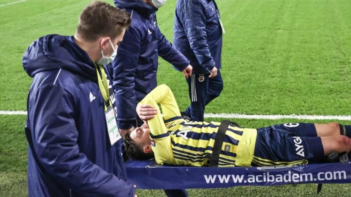 Özil abandonó el campo con claros gestos de dolor