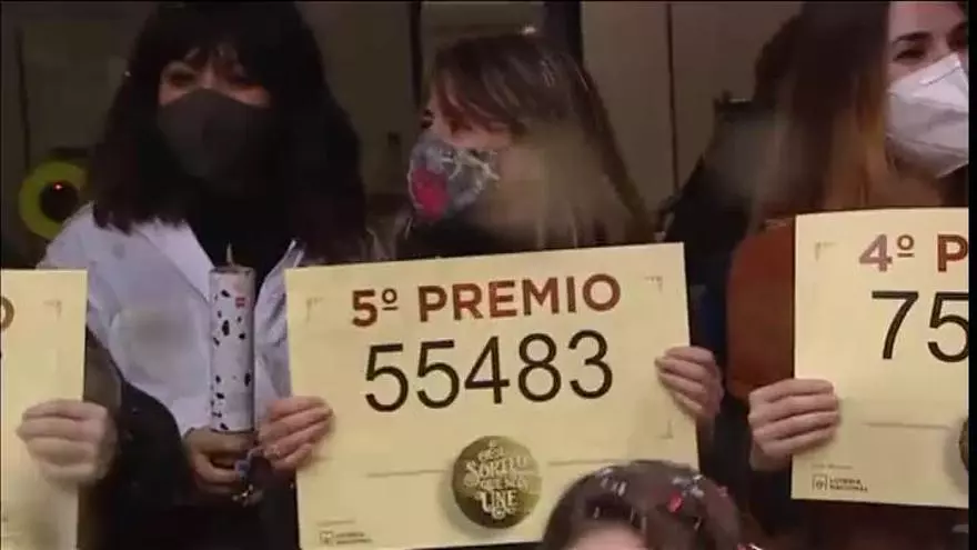 Doña Manolita vende dos series de 'El Gordo' de Navidad y varias series del tercero, cuarto y quinto premio
