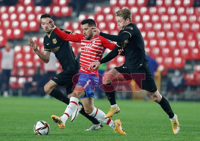 Frenkie de Jong durante el partido de cuartos de final de la Copa del Rey entre el Granada y el FC Barcelona disputado en el Nuevo los Cármenes.