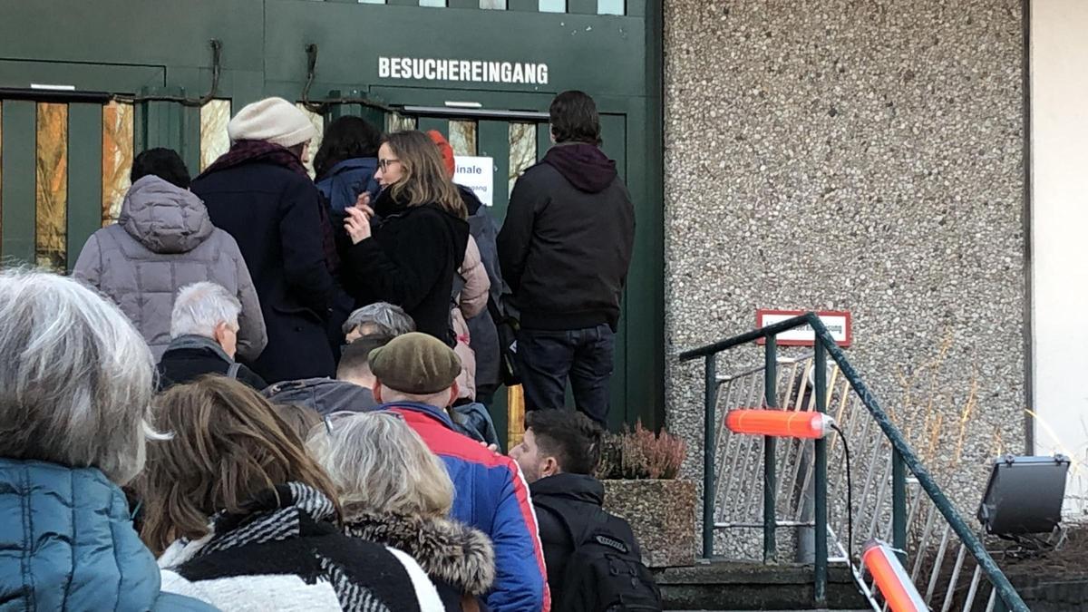 Colas para acceder a la prisión de Plötzensee en Berlín