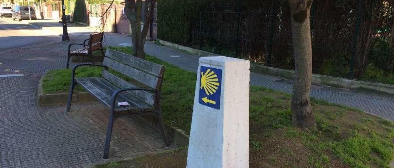 Uno de los nuevos mojones, instalado en la intersección de las calles Gijón y Nuberu, en Piedras Blancas.