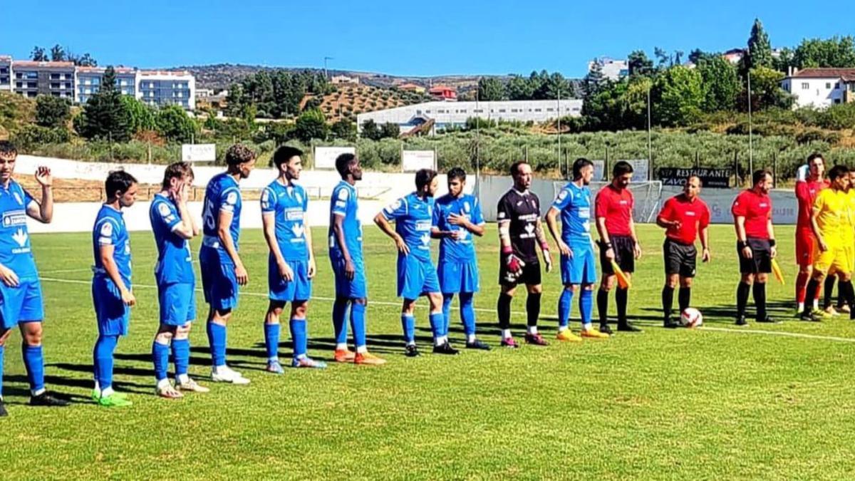 Los jugadores del CD Villaralbo antes del comienzo de uno de los encuentros de pretemporada disputados a lo largo de este verano. | Cedida
