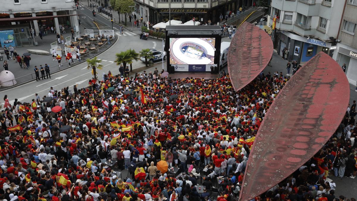 Una multitud observa la final de la última Eurocopa en la Praza Roxa de Santiago.