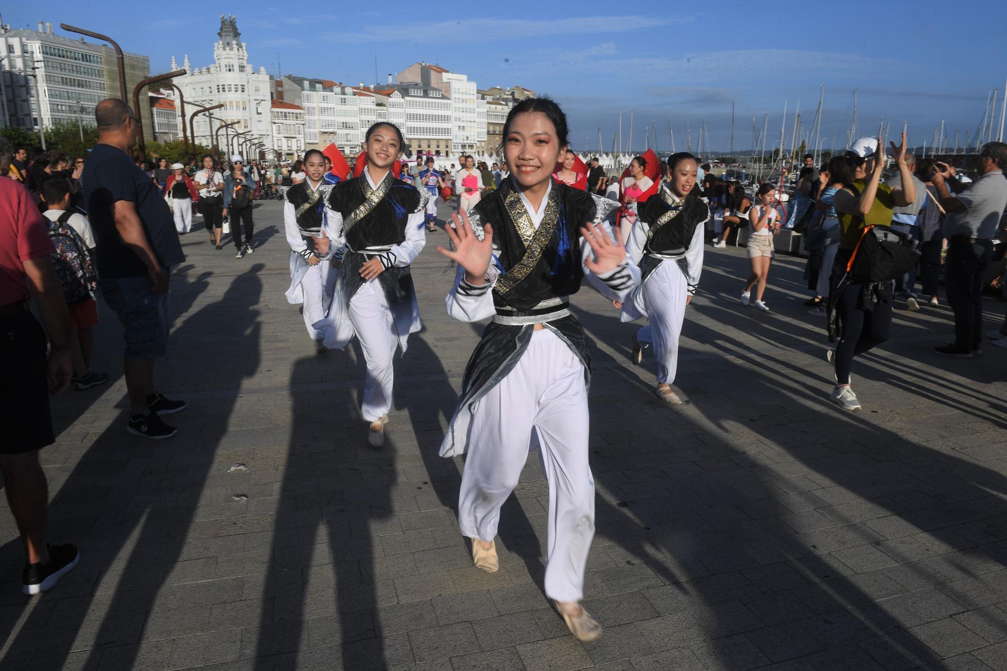 Desfile en la Marina por el Festival de Folclore Internacional en A Coruña