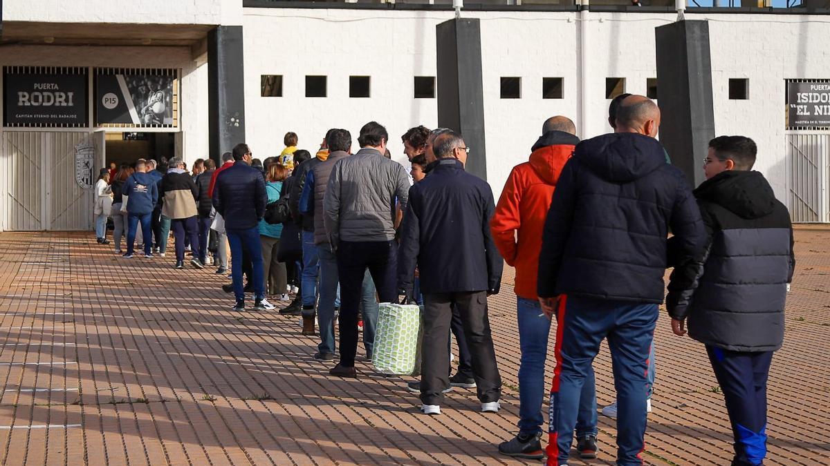 Hinchas del Badajoz guardando cola en el Nuevo Vivero ante de un partido esta temporada.