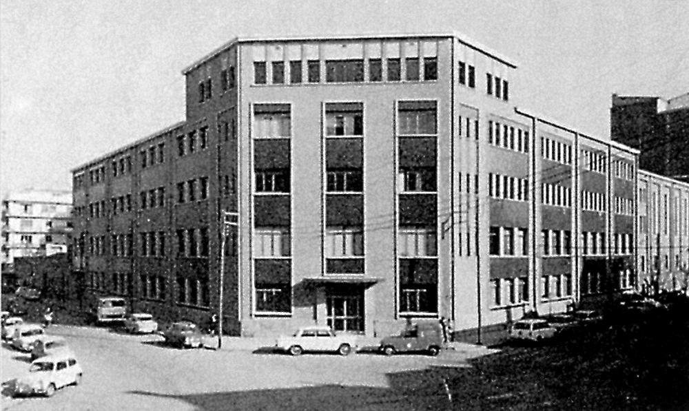 Imatge històrica de la façana de      La Salle Girona, a la cantonada entre els carrers Migdia i Sant Joan Baptista de la Salle.