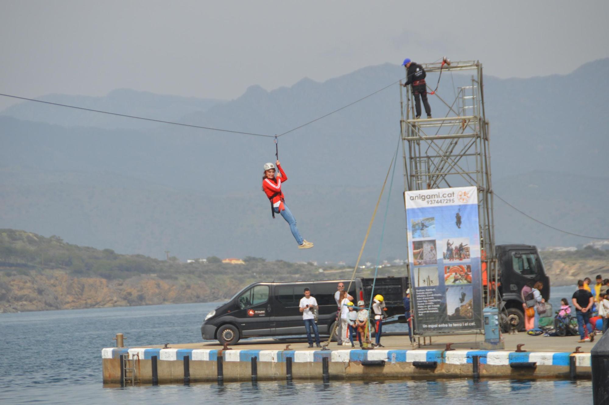 La tirolina sobre el mar aporta adrenalina a la Fira de l'Espàrrec del Port de la Selva