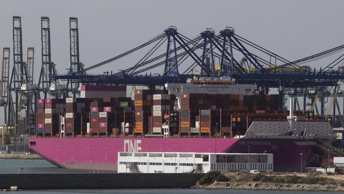Un barco con contenedores en el puerto de València, en una imagen de archivo.