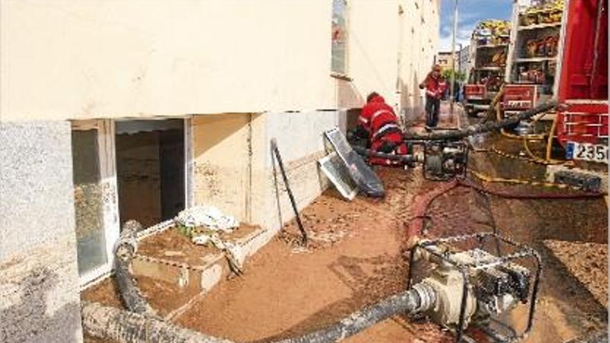 Els Bombers treuen aigua dels baixos innundats de la residència geriàtrica Ribera del Sió d&#039;Agramunt.