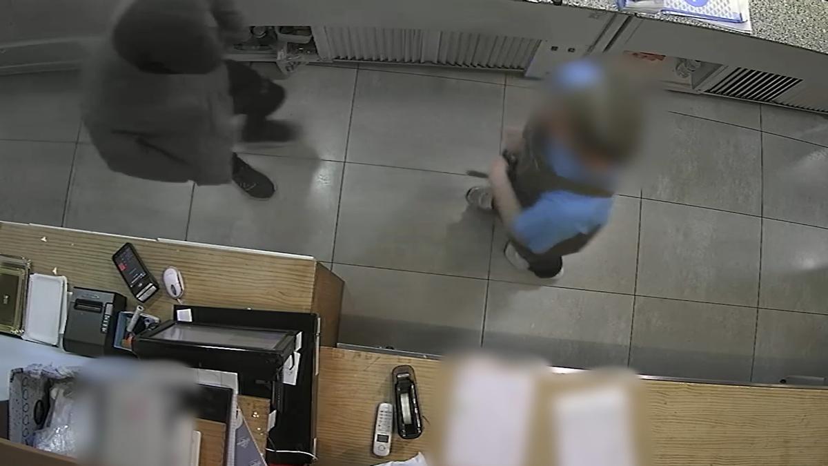 Fotograma del robo en una pastelería de La Vila.