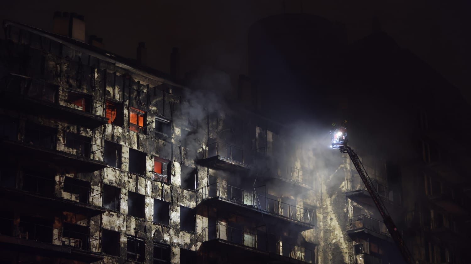 El trabajo de los bomberos en la trágico incendio de València