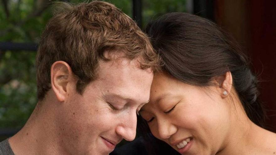 Zuckerberg y su esposa, Priscilla, con su hija, Max.