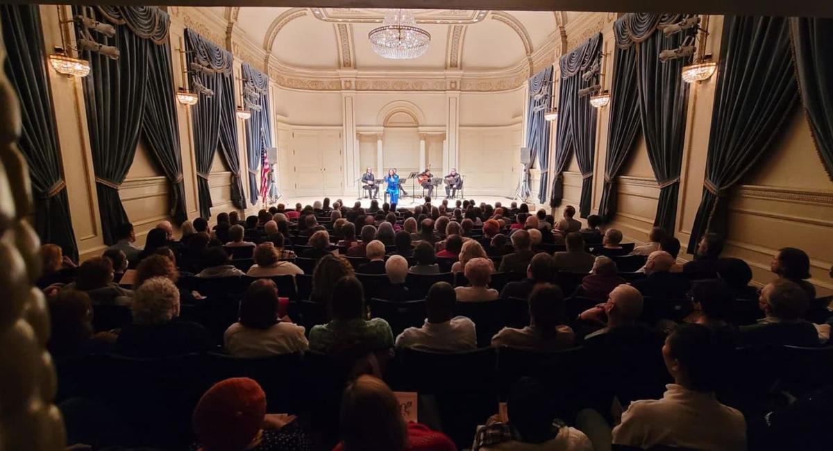 Imagen de la sala llena hasta la bandera para disfrutar con la música y voz de Cerpa y Mestisay. | | LP/DLP