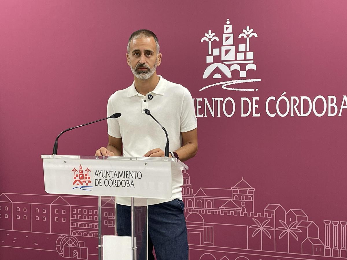 El concejal socialista, Ángel Ortiz, en rueda de prensa.