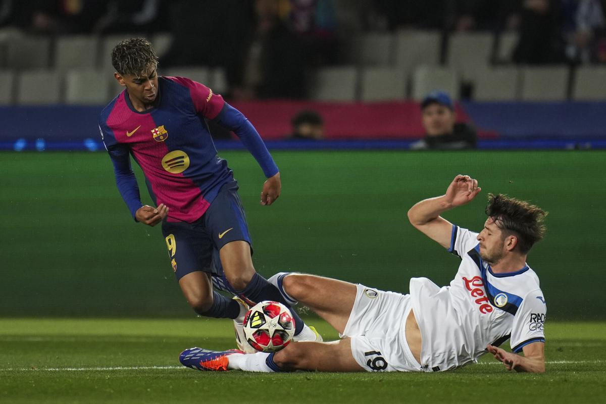 Barcelona's Lamine Yamal, left, vies for the ball with Atalanta's Berat Djimsiti during a Champions League opening phase soccer between Barcelona and Atalanta match at the Lluis Companys Olympic stadium in Barcelona, Spain, Wednesday, Jan. 29, 2025. (AP Photo/Emilio Morenatti). EDITORIAL USE ONLY / ONLY ITALY AND SPAIN