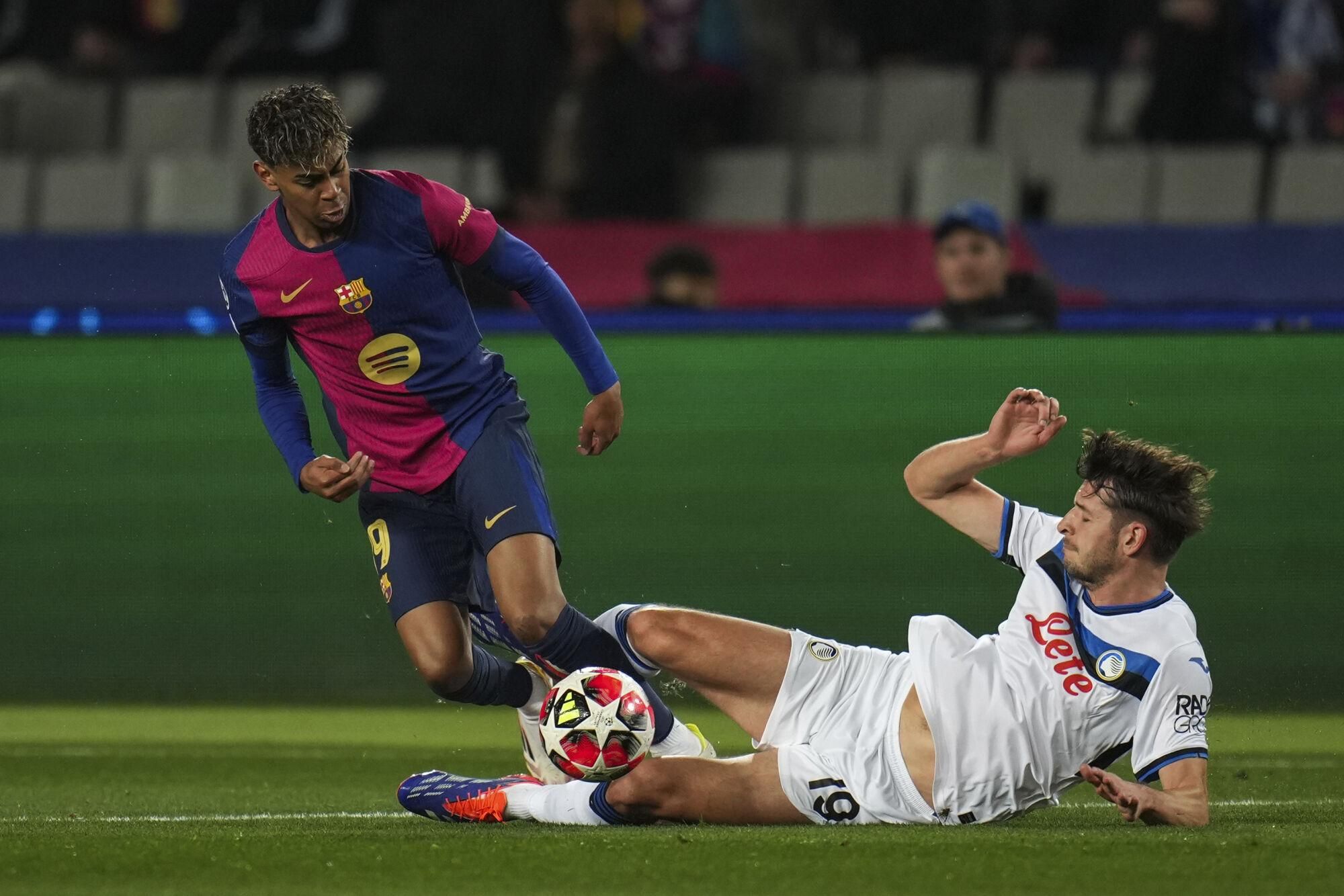 Barcelona's Lamine Yamal, left, vies for the ball with Atalanta's Berat Djimsiti during a Champions League opening phase soccer between Barcelona and Atalanta match at the Lluis Companys Olympic stadium in Barcelona, Spain, Wednesday, Jan. 29, 2025. (AP Photo/Emilio Morenatti). EDITORIAL USE ONLY / ONLY ITALY AND SPAIN