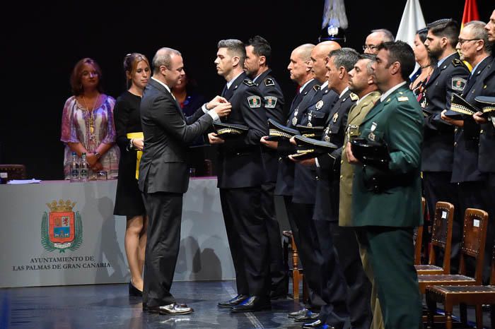 Entrega de Honores y distinciones por el día de ...