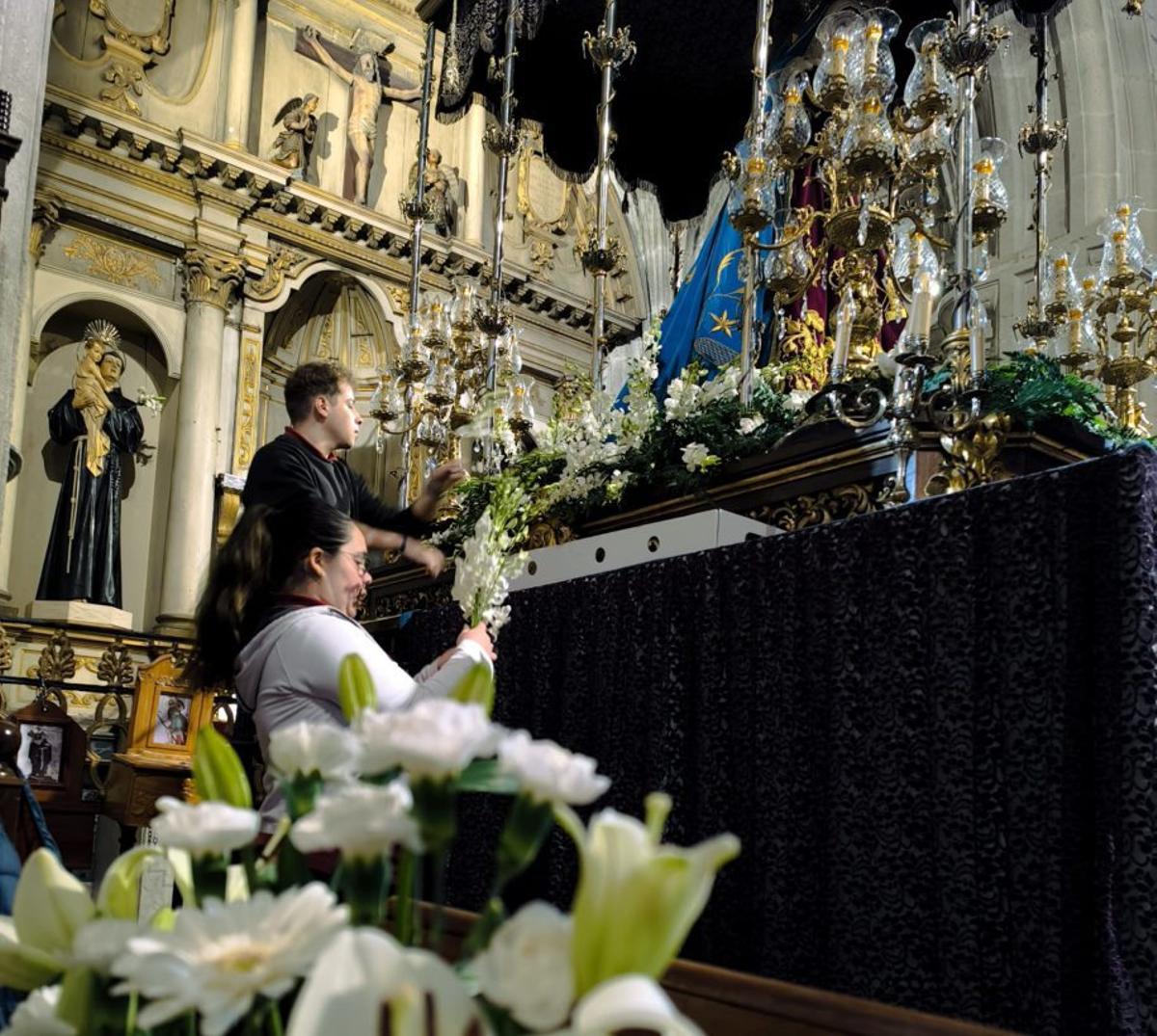 Trabajo de los camareros y camareras en el altar de la Virgen. | FDV