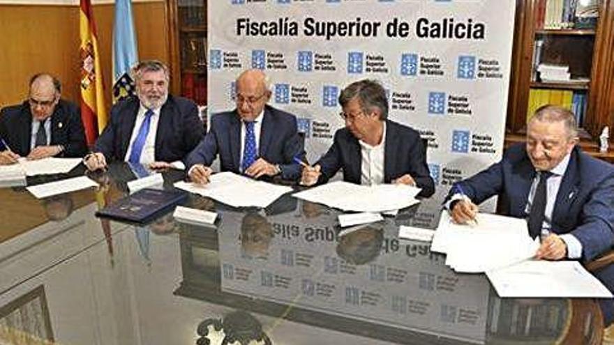 Suances y los presidentes de los colegios médicos gallegos firman el convenio.