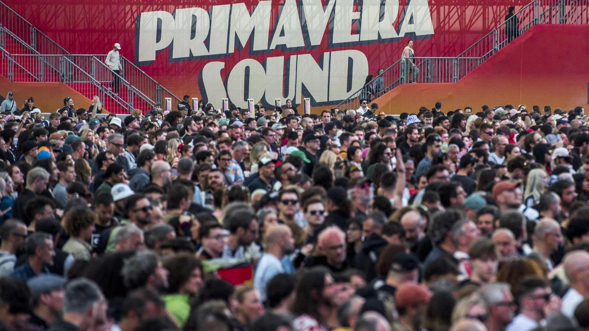 Ambiente concurrido en el festival Primavera Sound en el Parc del Forum.