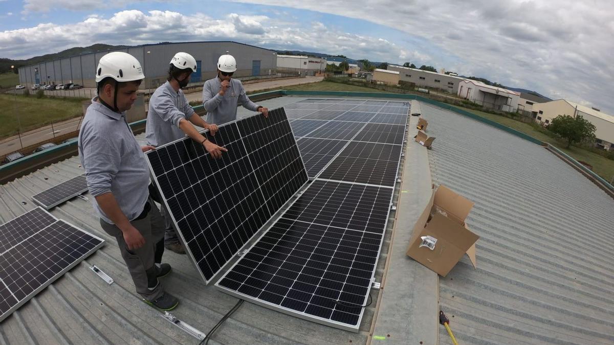 Tècnics durant la instal·lació de plaques solars fotovoltaiques en una teulada | DDG