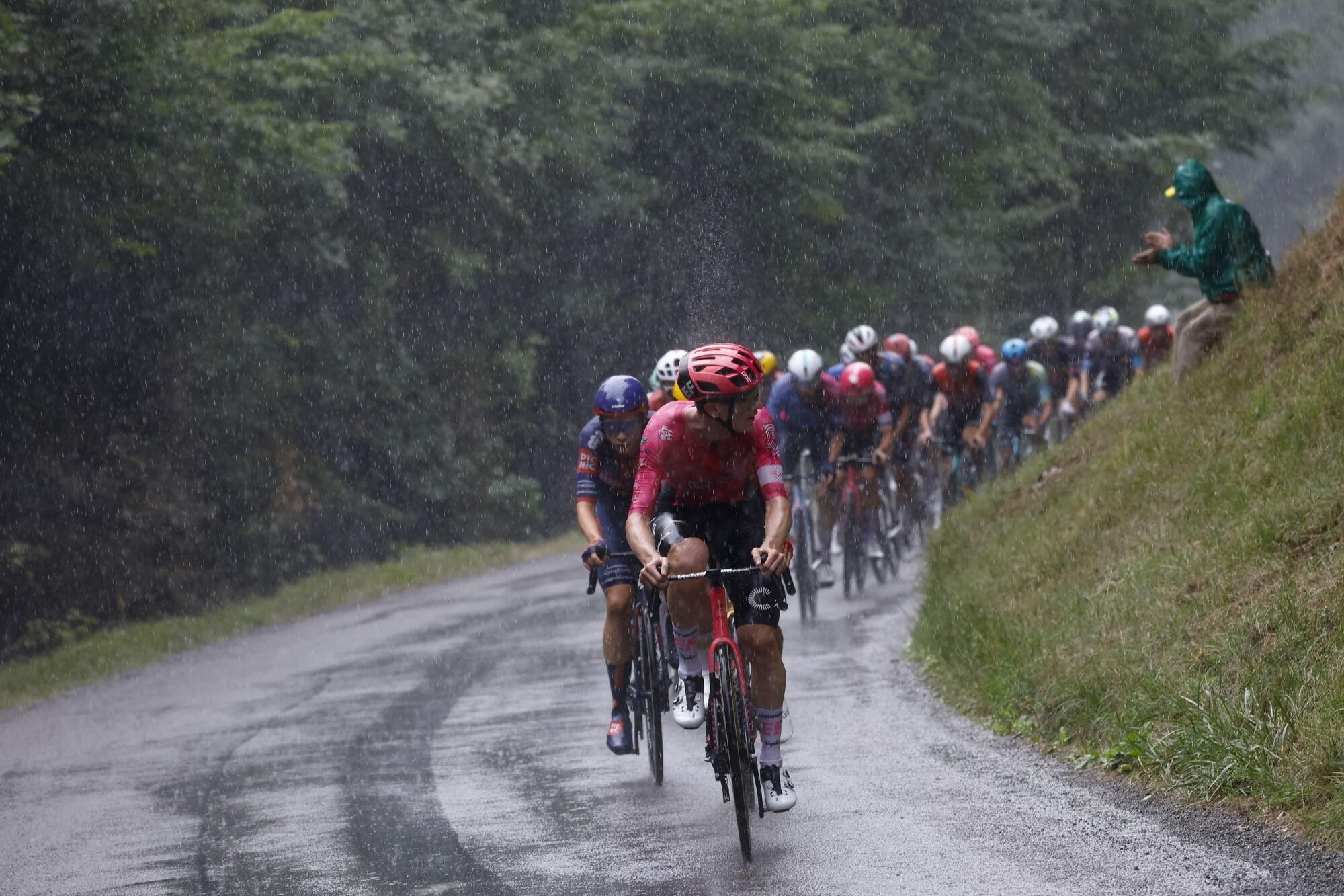 (France), 26/07/2025.- The pack in action during the 20th stage of the Tour de France cycling race over 184.2km from Nantua to Pontarlier, France, 26 July 2025. (Ciclismo, Francia) EFE/EPA/MARTIN DIVISEK