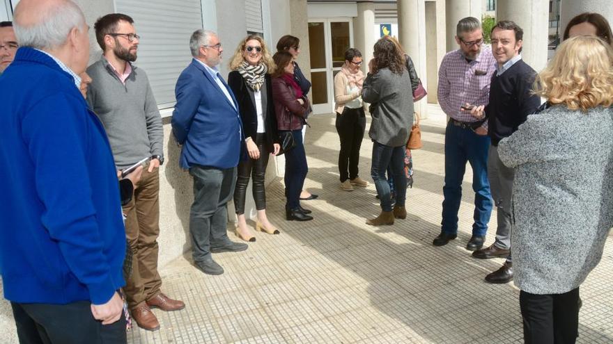 Concentración de fiscales y jueces de Pontevedra esta mañana ante el edificio judicial de A Parda.