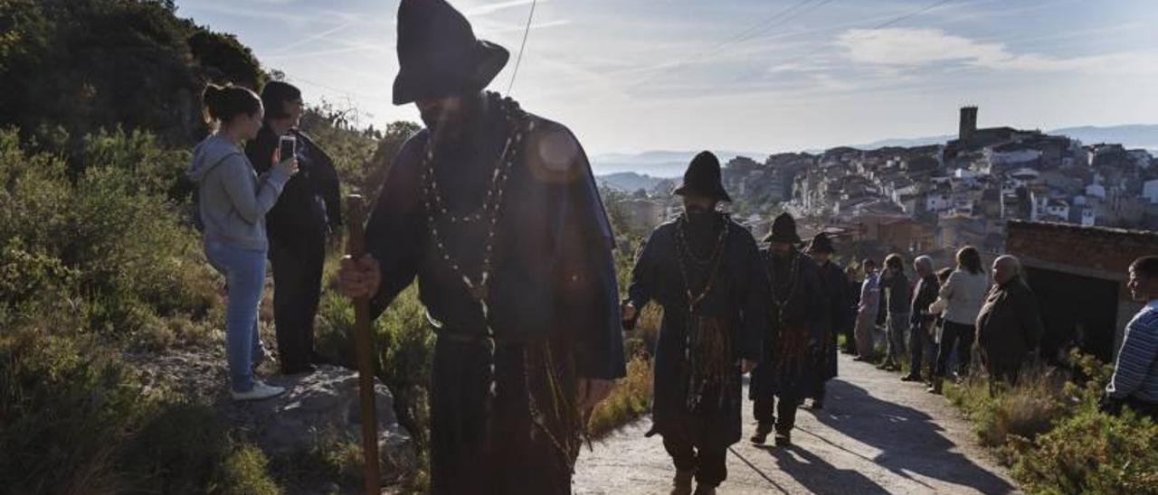 La peregrinación se inició a primera hora de la mañana. Vecinos de la población esparciendo la hiedra fresca por las calles. f acf Els pelegrins de este año. f acf Calzándose las botas al salir del pueblo f acf Las mochilas, preparadas. f acf