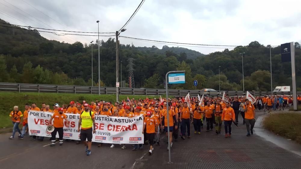 Los trabajadores de Vesuvius marchan a pie desde la fábrica de Riaño hasta la Junta.