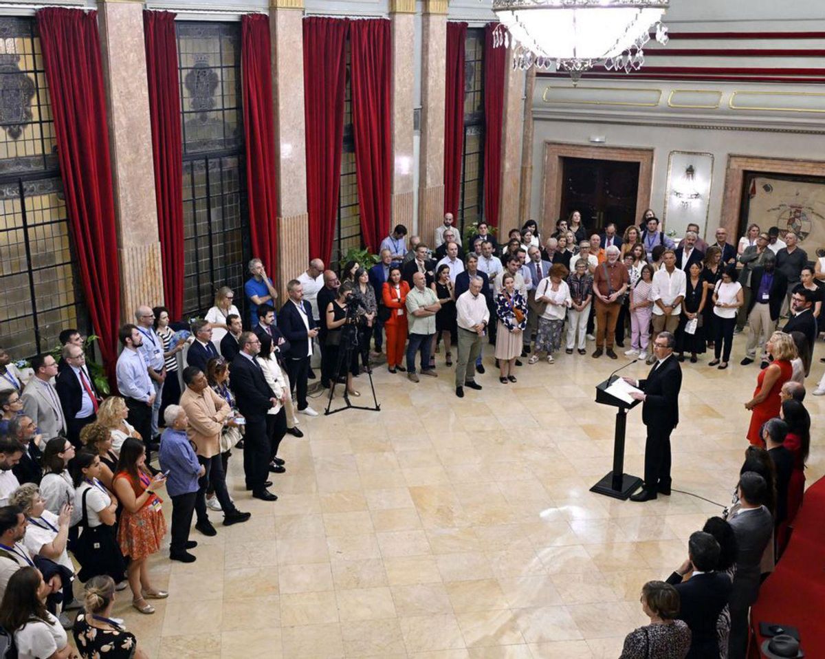 Recepción en el Ayuntamiento de Murcia a cargo del alcalde José Ballesta.